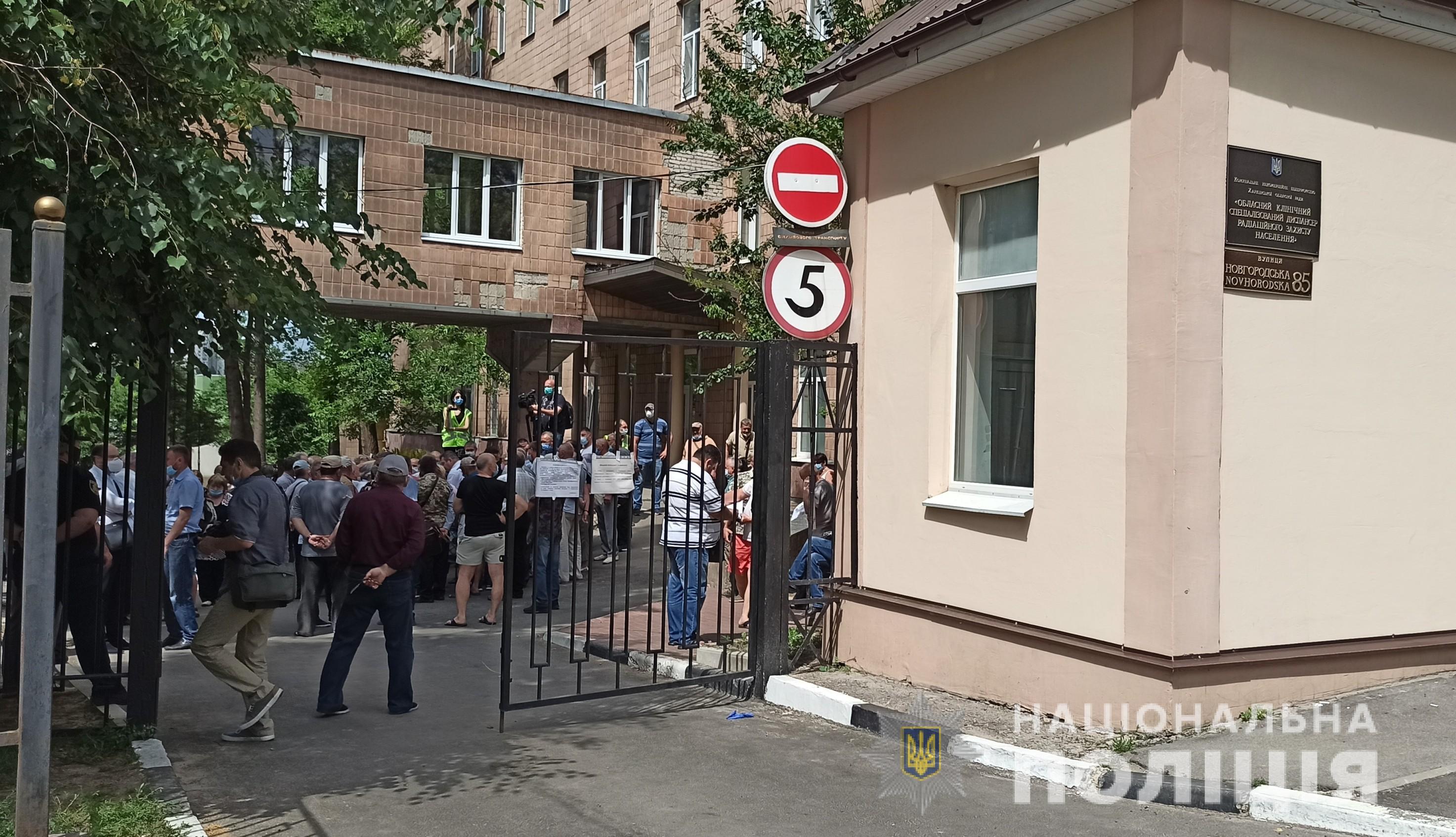 Столкновения около больницы в Харькове. Двух полицейских госпитализировали: фото