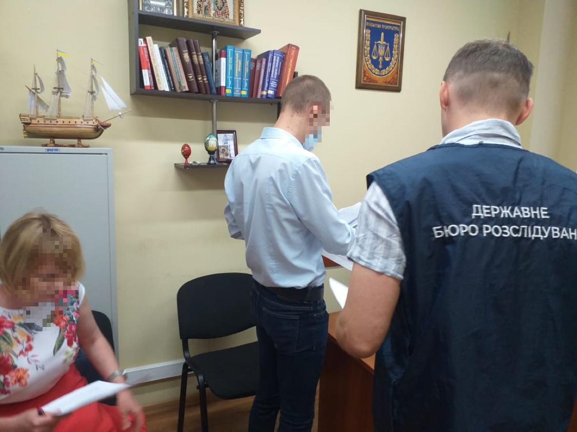 ДБР: Слідчий поліції під час обшуку підприємства вилучив 1,2 млн грн і "загубив"