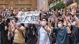 Протесты в Гонконге. Полиция применила водометы, десятки человек задержаны