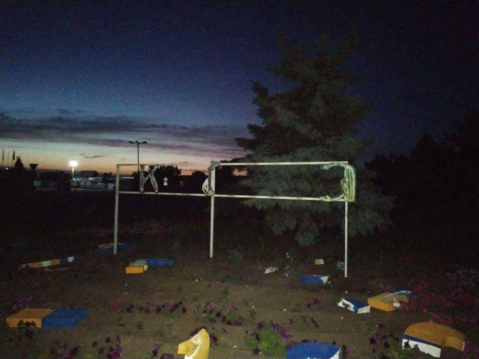 Разрушенный знак Украина в Станице Луганской (фото - facebook.com csomvd) Разрушенный знак Украина в Станице Луганской