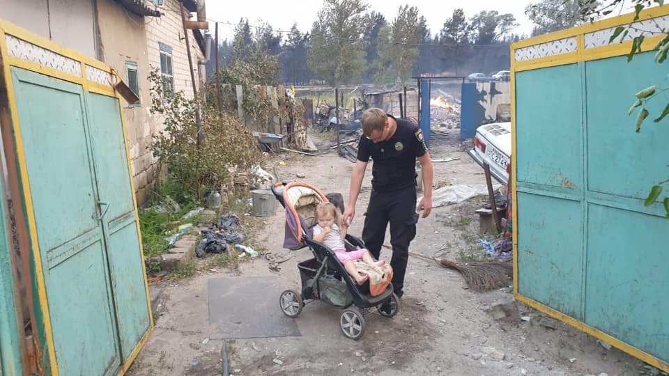Пожары в Луганской области (фото - facebook.com csomvd) Пожары в Луганской области