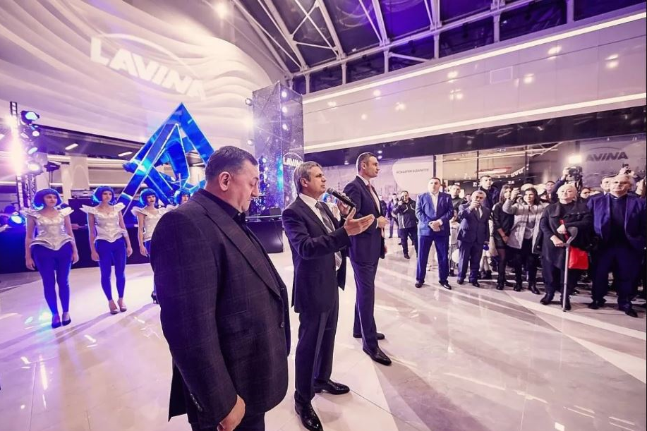 На открытие Lavina Mall Вагиф Алиев (в центре) пригласил столичного мэра Виталия Кличко и совладельца сети Эпицентр Александра Герега (на переднем плане) / Фото: НВ
