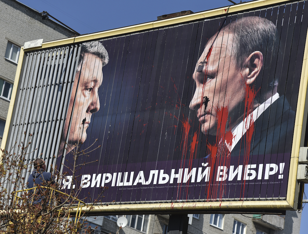 Зеленский признался в нарушении закона, пожары на Донбассе и розовый снег: новости недели