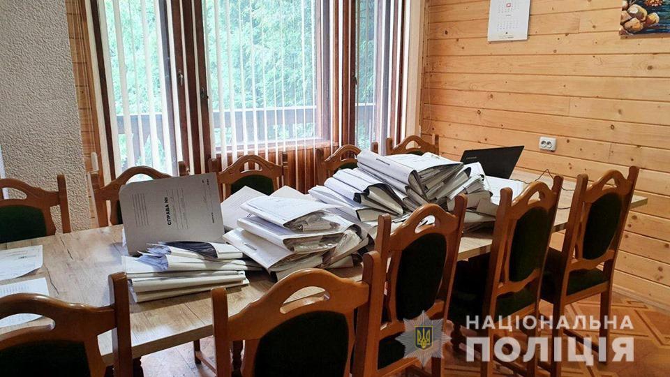 На Прикарпатье провели массовые обыски в деле о незаконной вырубке леса: видео