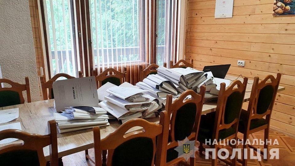 Фото: if.npu.gov.ua На Прикарпатье провели массовые обыски в деле о незаконной вырубке леса: видео
