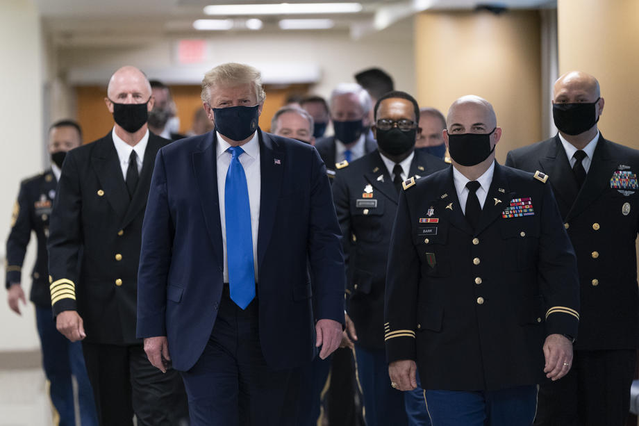 Трамп впервые появился в защитной маске на публике - фото и видео