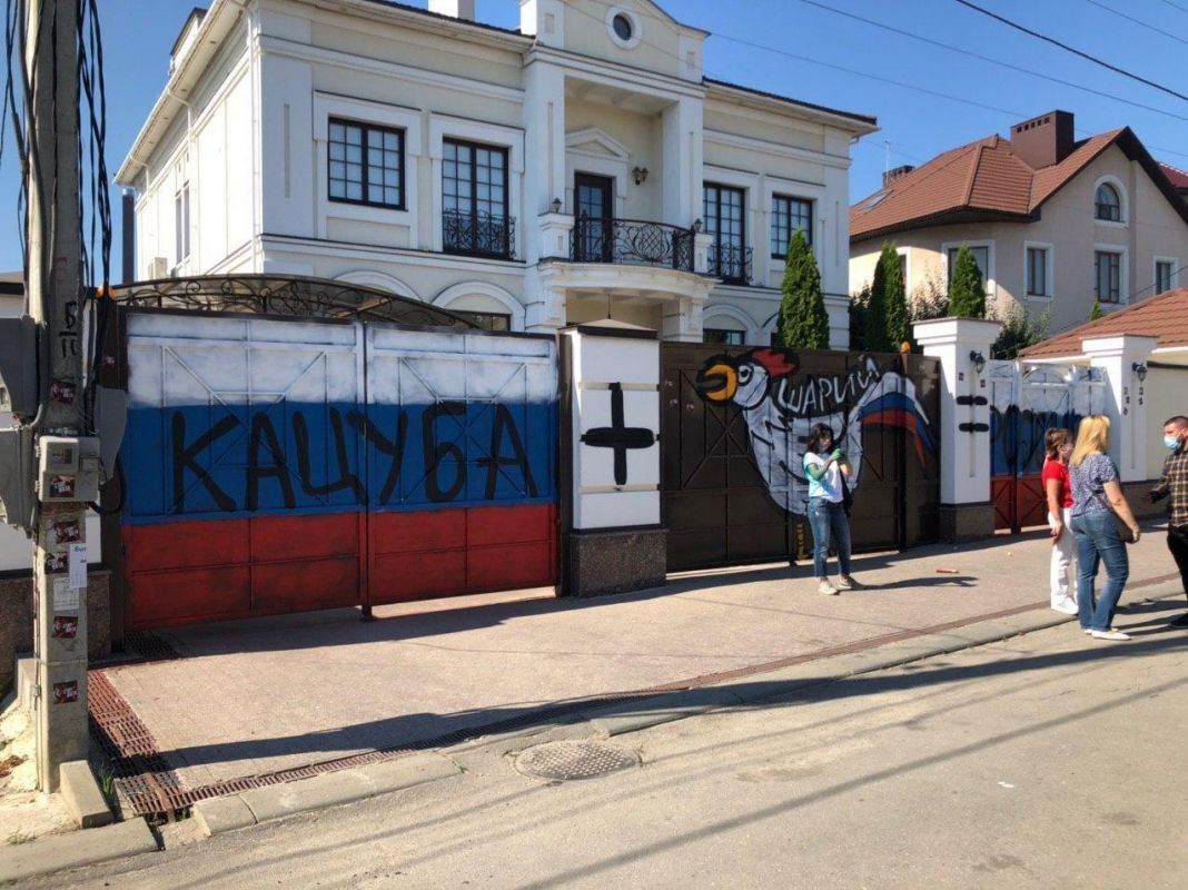 Стычка Нацкорпуса и партии Шария у дома Кацуб в Харькове (фото - Нацкорпус) В Харькове случилась стычка между Нацкорпусом и Партией Шария: есть пострадавшие