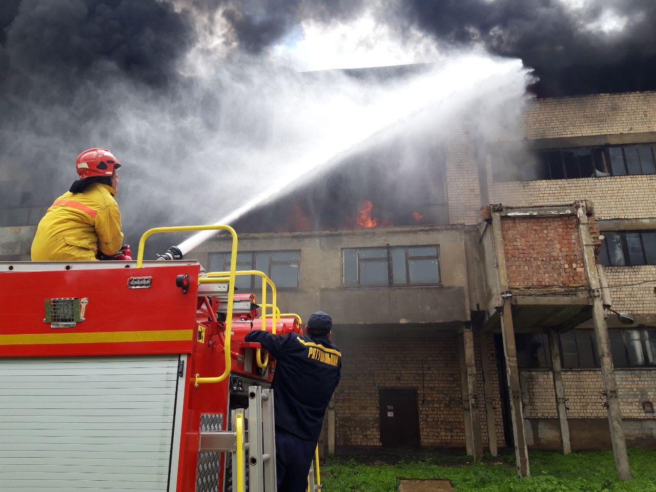 В Черновцах пожар на фабрике. Огонь охватил 2000 квадратных метров - фото, видео