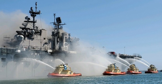 Огромный горящий десантный корабль ВМС США просел из-за поступающей воды – видео