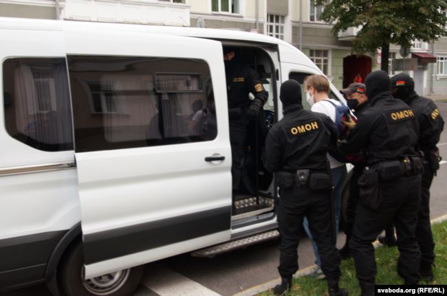 В Беларуси протестуют против недопуска к выборам конкурента Лукашенко: видео