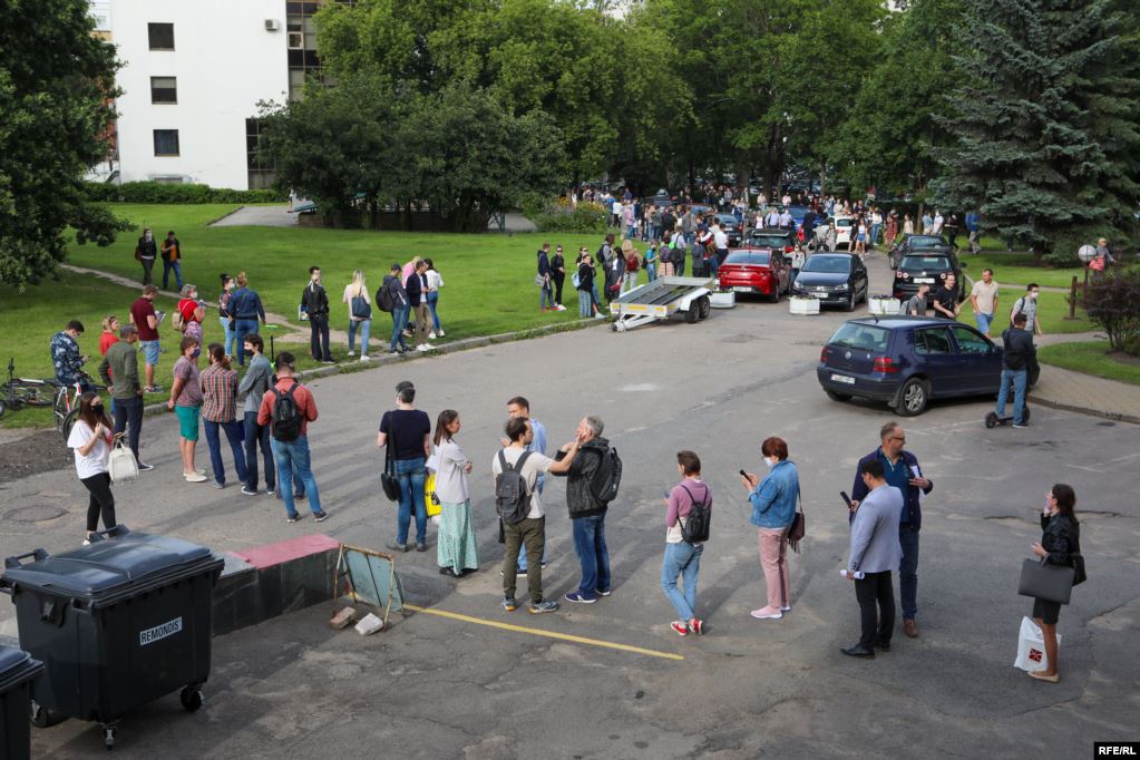 В Минске задерживали людей, которые пришли жаловаться в ЦИК: фото, видео