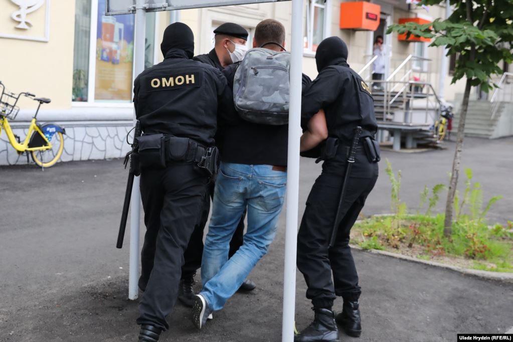 В Минске задерживали людей, которые пришли жаловаться в ЦИК: фото, видео
