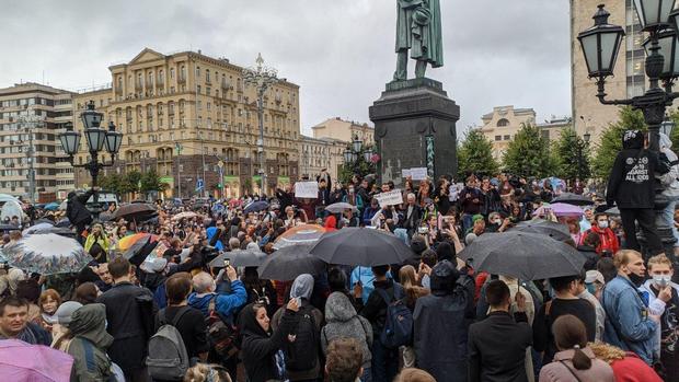 В Москве пробовали протестовать против "вечного" Путина. Акцию разогнали – видео