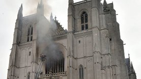 Пожар в соборе святых Петра и Павла во Франции: последствия и версии