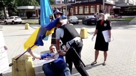 В РФ человек сбил флагом Украины кепку с полицейского – открыли дело: видео