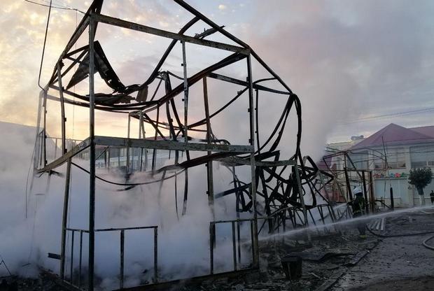 Фото: ГСЧС В курортной Затоке ночью горели две базы отдыха – фото и видео
