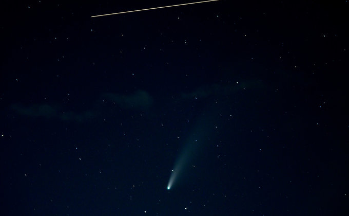 Комета Neowise прошла пик яркости. Как это было глазами фотографов мира - фото