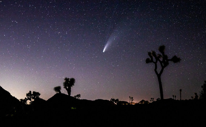 Комета Neowise прошла пик яркости. Как это было глазами фотографов мира - фото