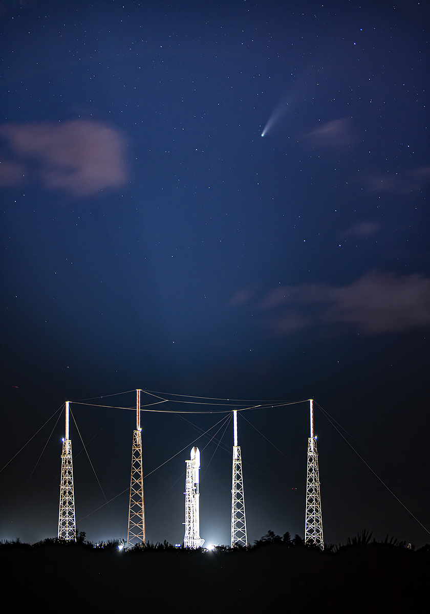 Впечатляющий кадр. Ракета SpaceX на фоне звездного неба и кометы Neowise – фото