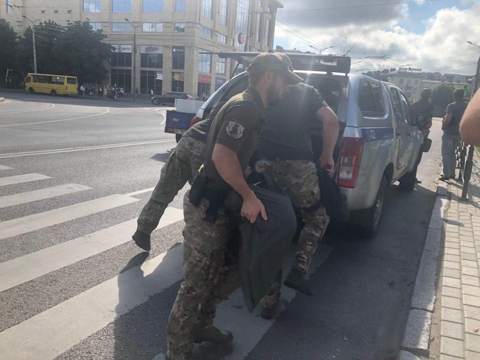 Захват автобуса в Луцке (Фото: Конкурент) В Луцке террорист захватил автобус с пассажирами