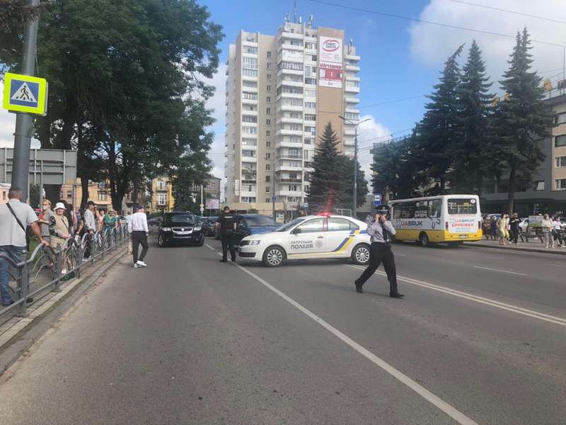 Перекрытые дороги в Луцке (Фото: Конкурент) Террорист захватил автобус с пассажирами в Луцке