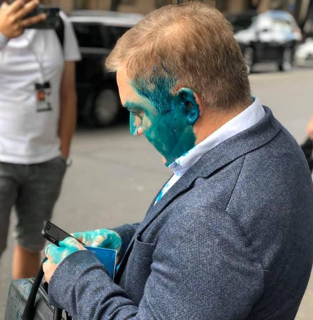 В нардепа Волошина из ОПЗЖ бросили яйцо с зеленкой: задело также "слугу" – видео