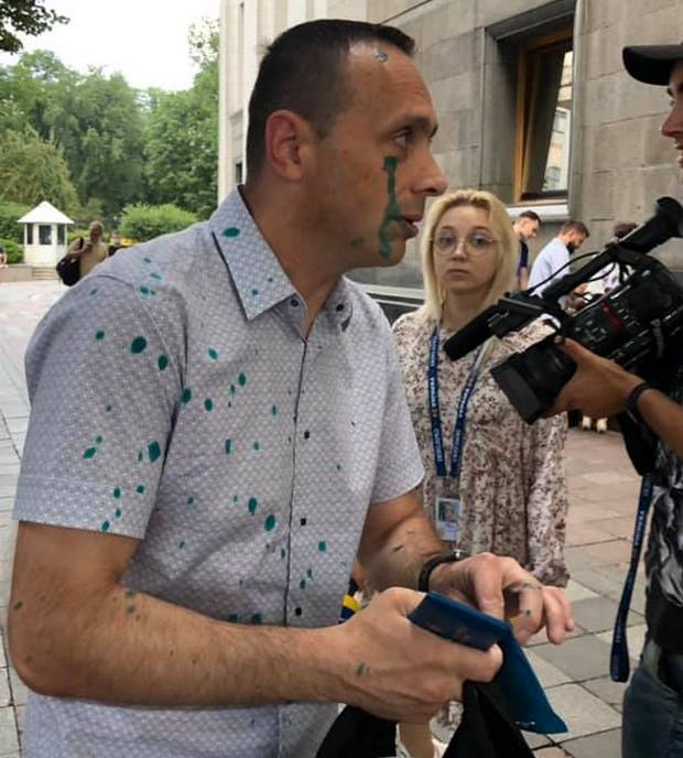 В нардепа Волошина из ОПЗЖ бросили яйцо с зеленкой: задело также "слугу" – видео