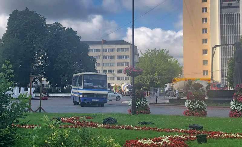 Автобус с заложниками в Луцке (Фото: Конкурент) Террорист захватил автобус с пассажирами в Луцке