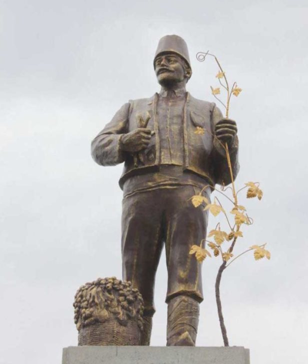 В Одесской области памятник Ленину превратили в болгарского переселенца - фото