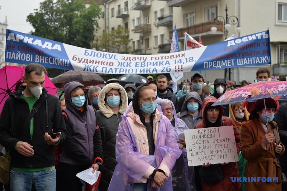 Протесты инвесторов банка 