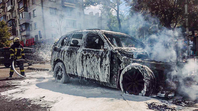 В Киеве возле Дворца Украина сгорели два автомобиля - фото, видео