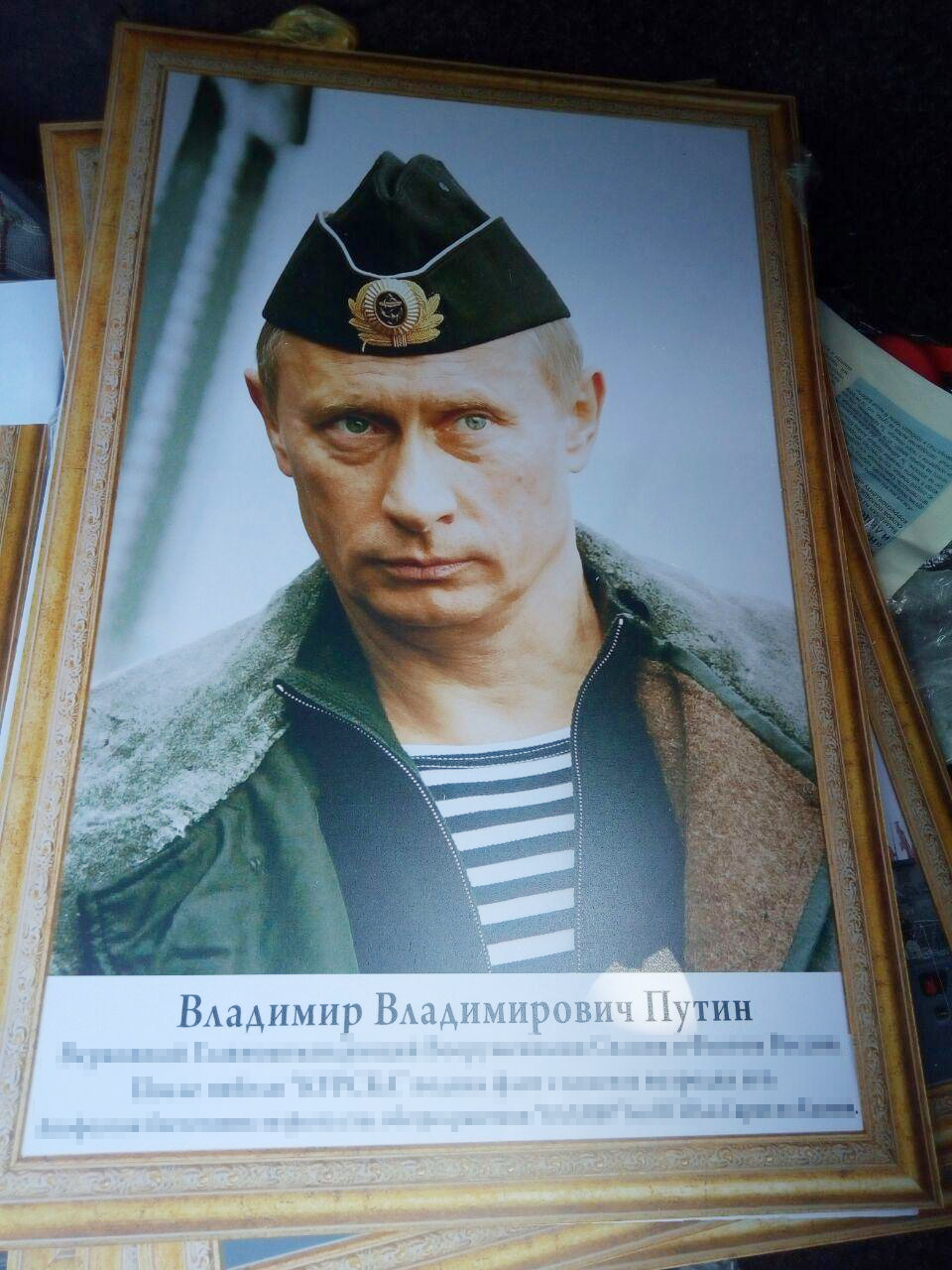 Украинец вез из Молдовы картины с Путиным и советско-российскую символику - фото