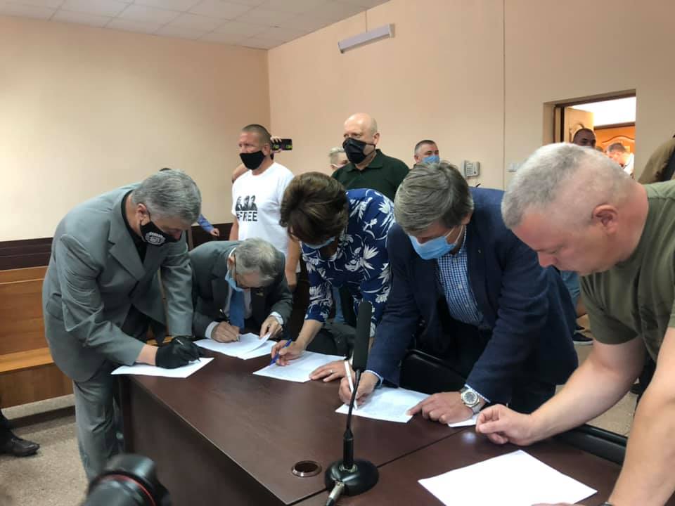 Фото - Iryna Gerashchenko - Facebook Нападение на нардепа ОПЗЖ: суд отпустил подозреваемого на поруки