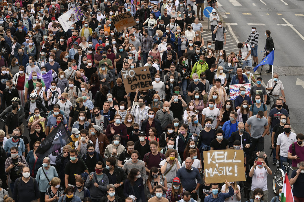 Протесты в Будапеште против давления на СМИ (Фото: EPA) Протесты в Будапеште против давления на СМИ (Фото: EPA)