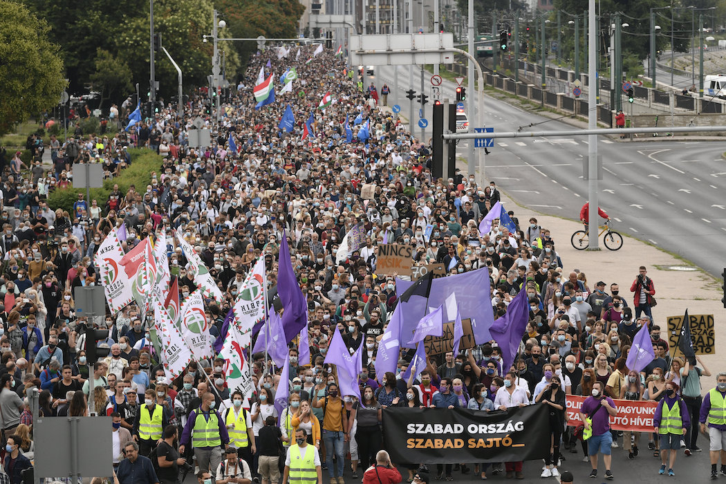 Протесты в Будапеште против давления на СМИ (Фото: EPA) Протесты в Будапеште против давления на СМИ (Фото: EPA)