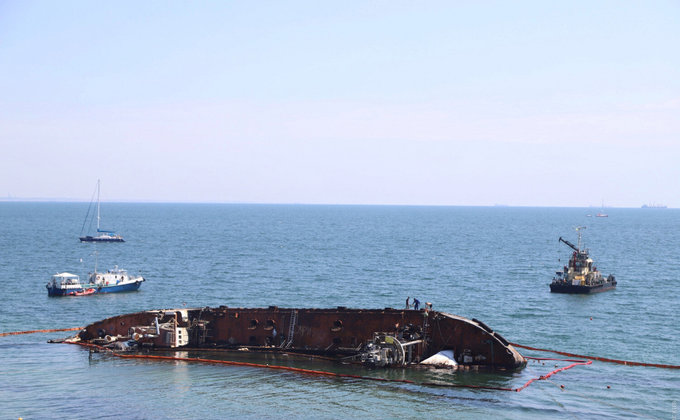 Одесса. Из танкера Delfi разилось топливо: пятно движется в сторону пляжа – фото