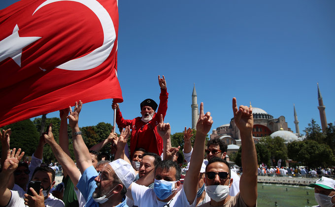 Маски, президент Эрдоган и флаг. Как прошла молитва в Айя-Софии - фоторепортаж