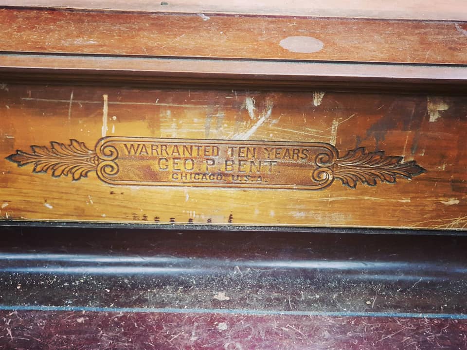 Старинное пианино (facebook.com/springburnwintergardens)