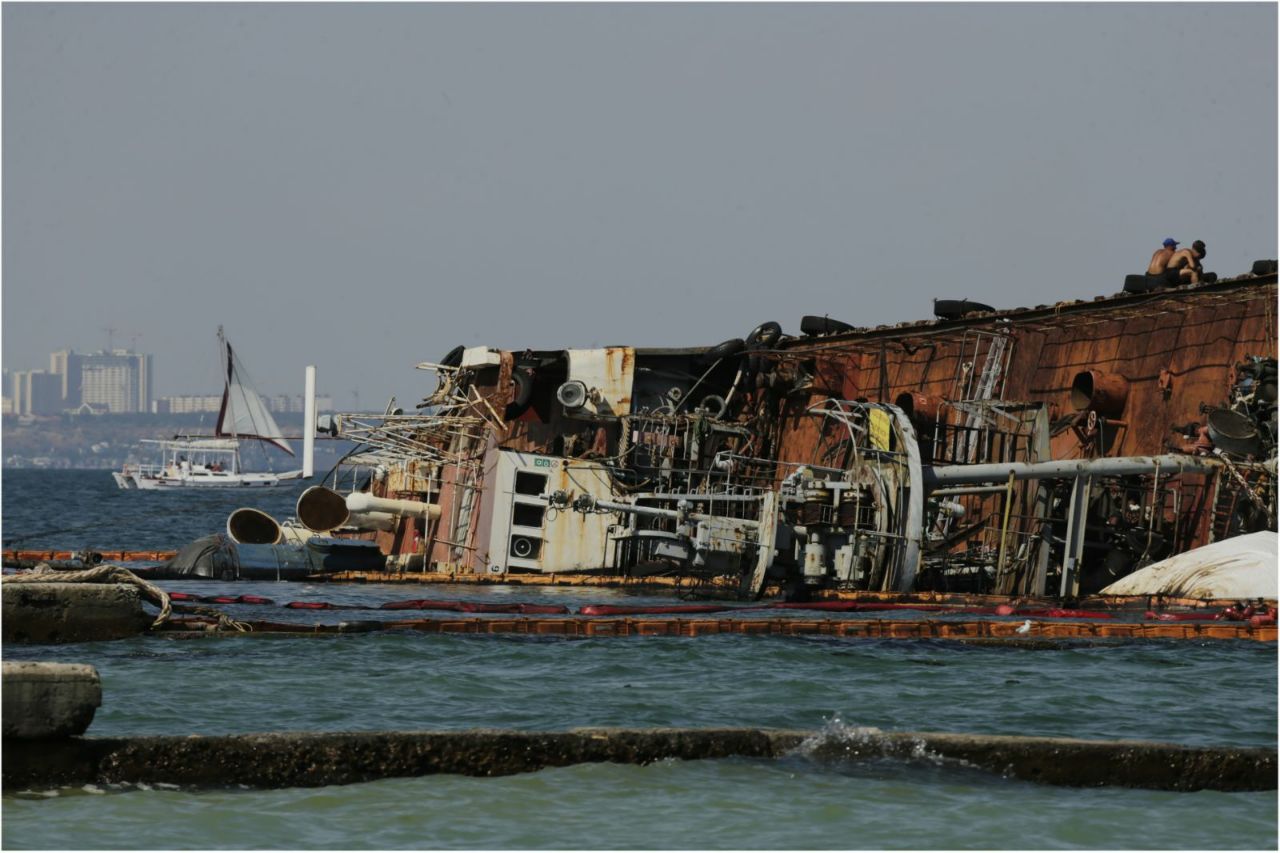 Затонувший танкер Delfi, фото: LIGA.net