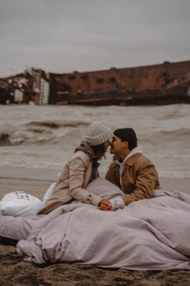 Фотосессия на фоне затонувшего танкера Delfi в день крушения, фото: Instagram.com/libkos / Константин Либеров Фотосессия на фоне затонувшего танкера Delfi в день крушения, фото: Instagram.com/libkos / Константин Либеров