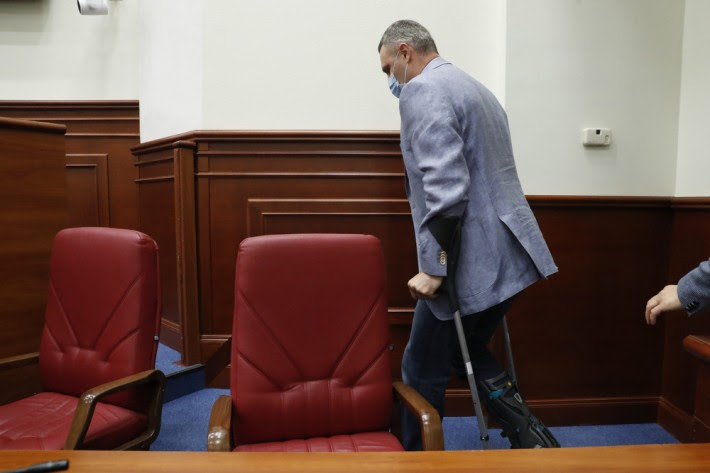 Фото - пресс-служба КГГА Кличко пришел в мэрию на костылях и угрожал "накостылять" нерадивым - видео