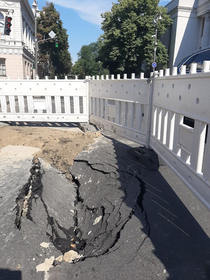 Прорыв трубопровода под ВР (Фото: Pechersksheu, Facebook)