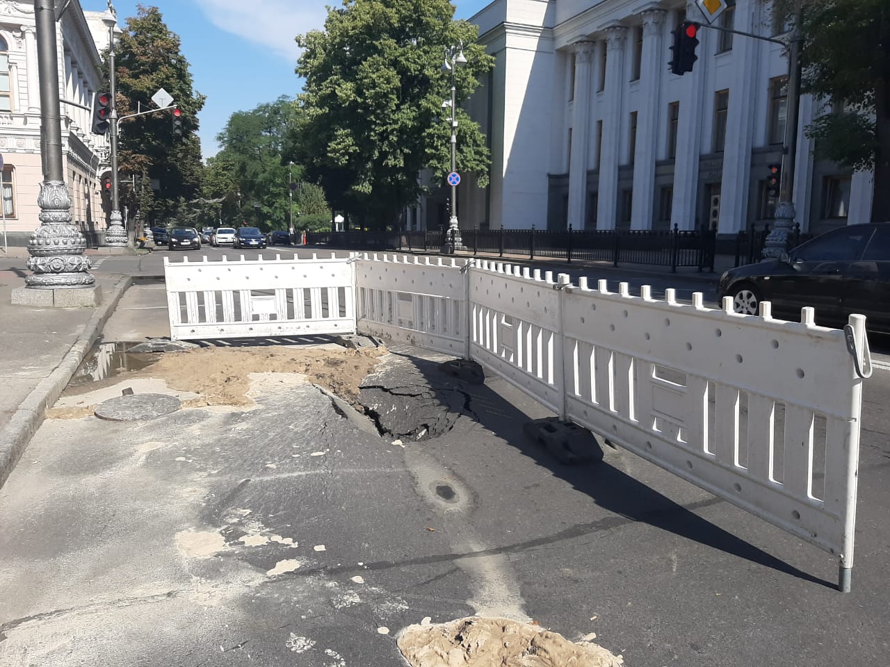 Прорыв трубопровода под ВР (Фото: Pechersksheu, Facebook)
