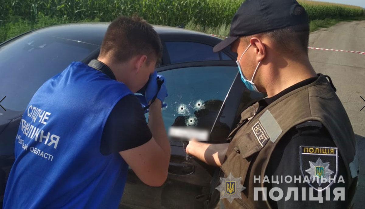 Инцидент в Полтавской области (Фото: пресс-служба Нацполиции Полтавской области) В Полтавской области нашли простреленный Mercedes с погибшим: фото