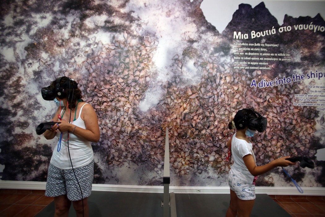 Посетители музея с VR-оборудованием (Alexandr Beltes/EPA)