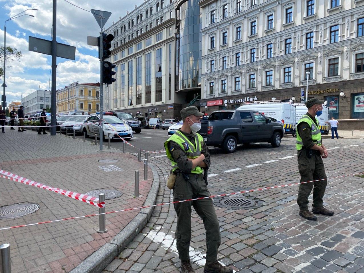 В центре Киева неизвестный угрожает взорвать банк