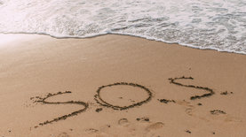 С острова в Тихом океане спасли трех моряков благодаря надписи SOS на пляже