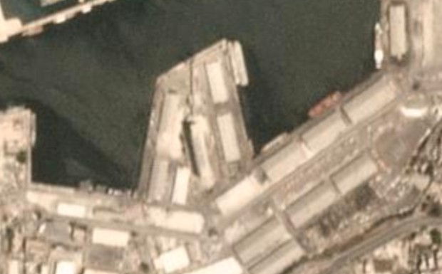 Фото: twitter.com/Samir_Madani by @planetlabs Взрывная воронка в порту Бейрута на спутниковых снимках и с дрона – видео