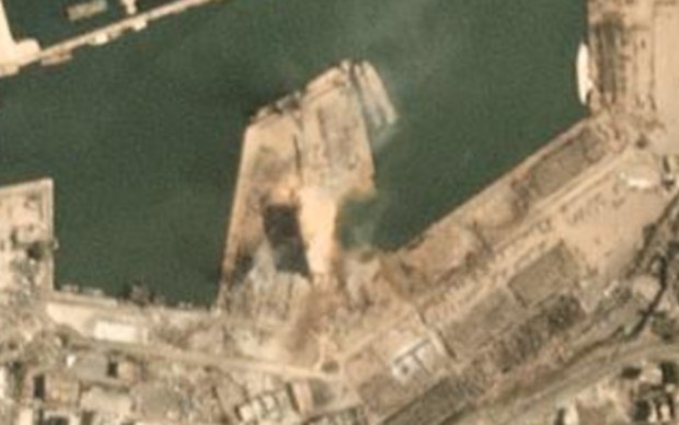 Фото: twitter.com/Samir_Madani by @planetlabs Взрывная воронка в порту Бейрута на спутниковых снимках и с дрона – видео