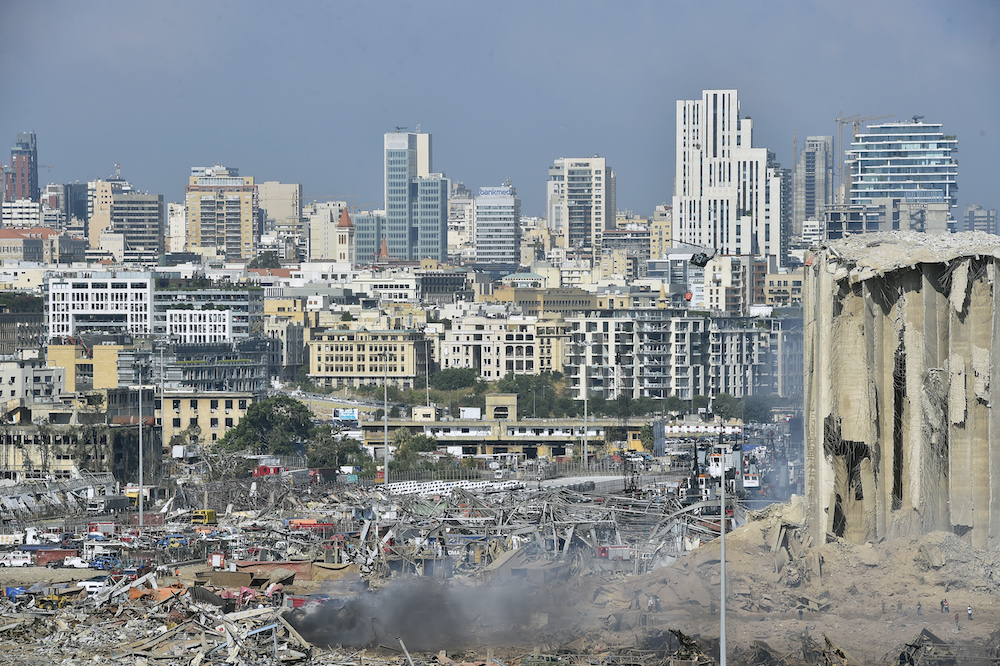 Взрывом разрушен главный элеватор Бейрута: зерна осталось на месяц